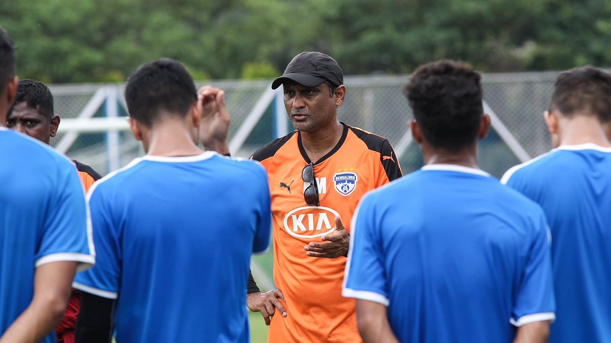 Photo: X/ @NaushadMoosa9 : Nausad Moosa with Bengaluru FC players in ISL.